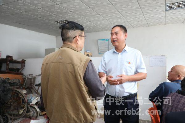 二公司社会事业服务中心为办证职工热心解答办证手续问题——李新强 摄